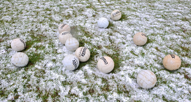 footballs-snow